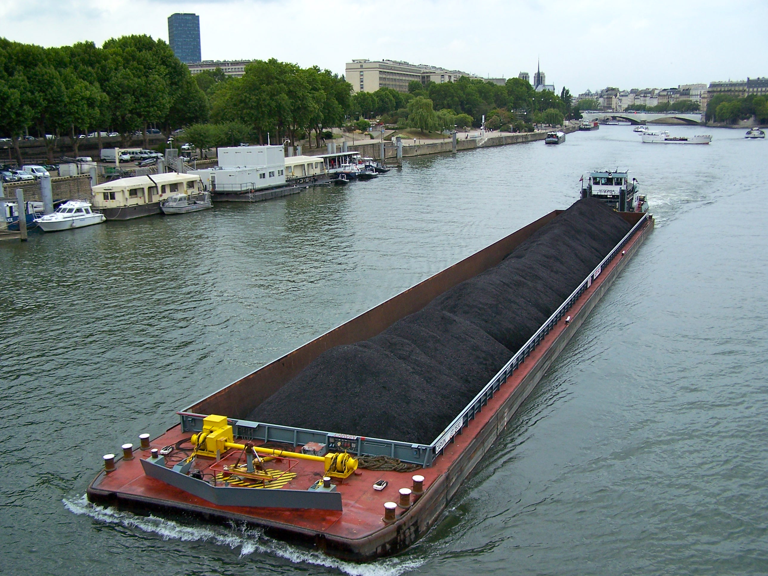 无自航能力的货船)  a flat-bottomed boat, usually pushed or towed